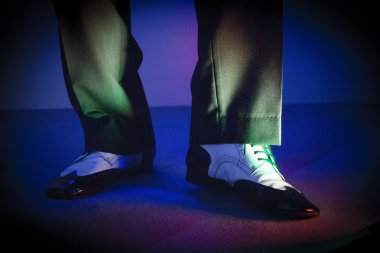 Siyah ve beyaz erkek ayakkabı dans