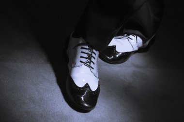 Siyah ve beyaz erkek ayakkabı dans