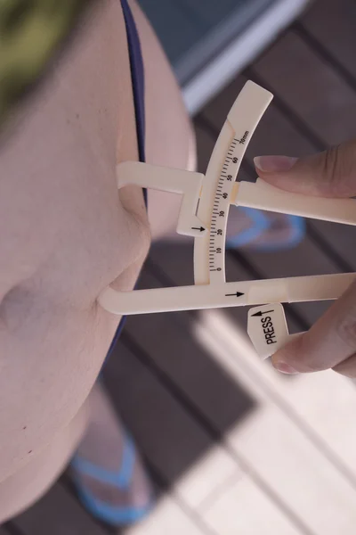 Жінка вимірює контур тіла — стокове фото