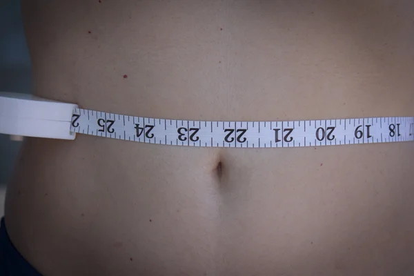 女性の体の輪郭を測定 — ストック写真
