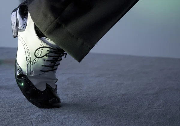 Preto e branco masculino sapatos de dança — Fotografia de Stock