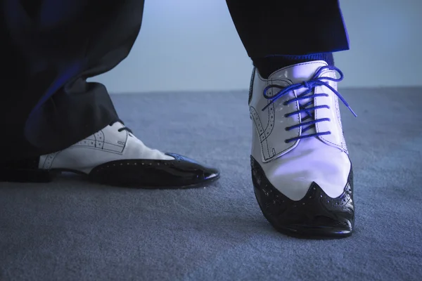 Zapatos de baile masculinos negros y blancos con cinta azul — Foto de Stock