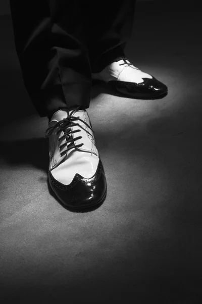 Zapatos de baile masculinos blancos y negros — Foto de Stock