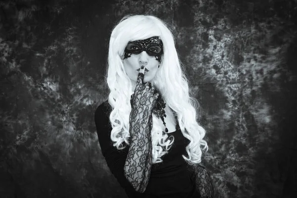 戴面具打扮成哥特式的女人 — 图库照片