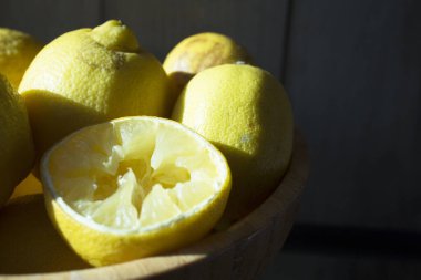 Bir tepsi dolusu limon ve ikiye bölünmüş bir kesik. Kimse yok.