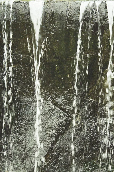 Air Mengalir Atas Bebatuan Yang Dipenuhi Lumut Salin Ruang — Stok Foto