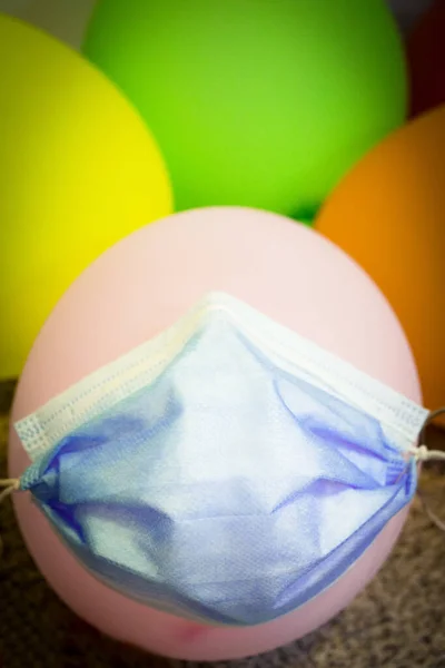 Máscara Cirúrgica Para Proteção Contra Vírus Covid19 Balão Simulando Face — Fotografia de Stock