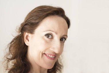 Mutlu ve olumlu ifadeli bir kadın portresi. Boşluğu kopyala.