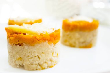 Tatlı patates ve karnabahar keki. Vejetaryen sağlıklı yiyecekler. Kimse yok.