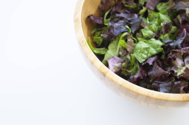 Kinoa, marul, kuzu salatası, siyah zeytin ve salatalık salatası. Kimse yok.