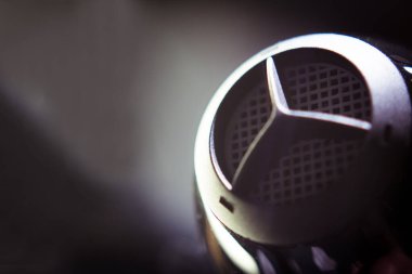 Saç kurutma makinesinin arkasında. İnsan yok. Boşluğu Kopyala