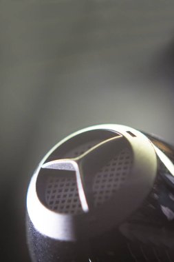 Saç kurutma makinesinin arkasında. İnsan yok. Boşluğu Kopyala