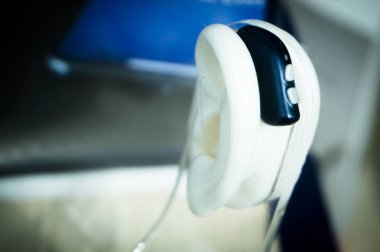 Modern işitme cihazlı plastik kulak. Kimse yok.