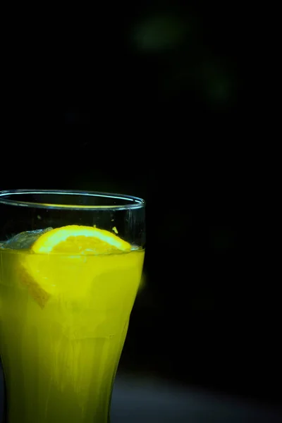 Sinaasappelfrisdrank Een Kristalglas Met Een Stukje Natuurlijk Oranje Geen Mensen — Stockfoto