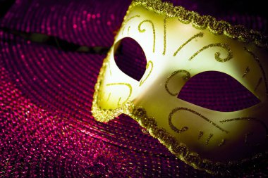 Kadın maskesi. Bej ve altın rengi. Kimse yok.