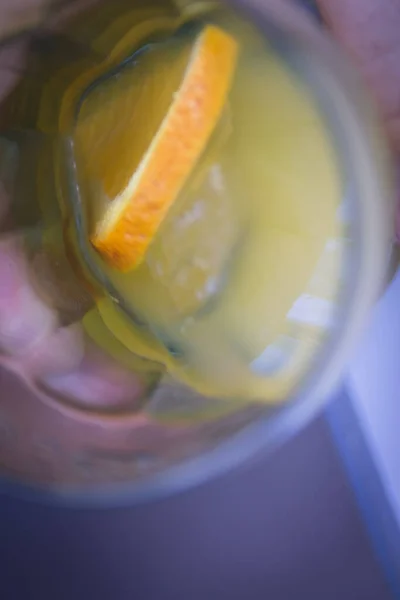 Sinaasappelfrisdrank Een Kristalglas Met Een Stukje Natuurlijk Oranje Geen Mensen — Stockfoto