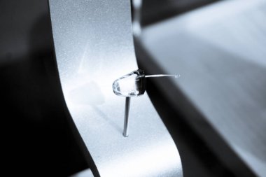 Şeffaf çok küçük ölçekli işitme cihazı. Kimse yok.