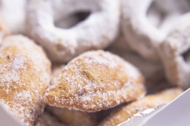 El yapımı donut ve börek. Kimse yok.