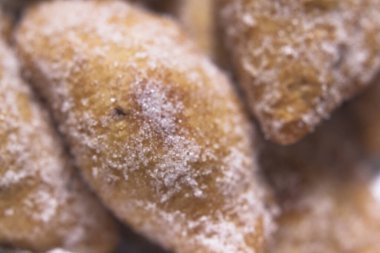 El yapımı donut ve börek. Kimse yok.