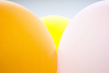 Renkli balonlar, yeşil, pembe, sarı, turuncu, pembe. Kimse yok.