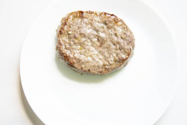 Beyaz tabakta organik sığır burger. Kimse yok.