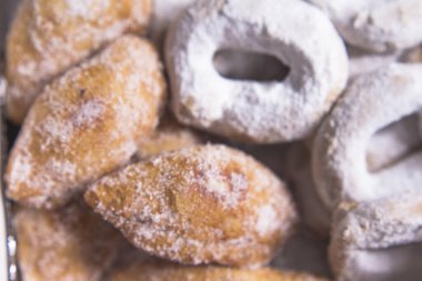 El yapımı donut ve börek. Kimse yok.