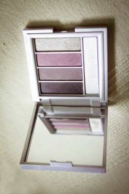 Kahverengi tonlarda göz farı paleti. Kimse yok.