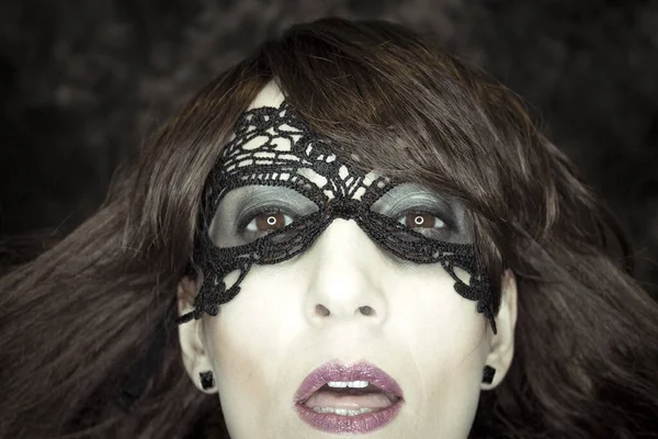 Mujer Disfrazada Estilo Gótico Para Fiesta Halloween Con Máscara —  Fotos de Stock