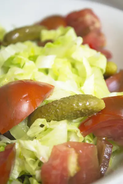 Salade Laitue Avec Tomates Cornichons Produits Alimentaires Bruts — Photo