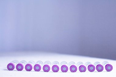 Boş cam kavanoz koronavirüs aşısı. Kimse yok.