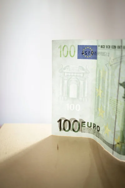 100 Евро Официальных Банкнотах Людей — стоковое фото