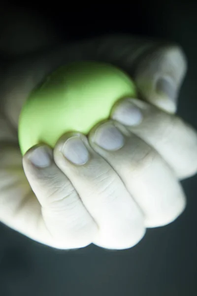 Exercícios Com Uma Mão Bola Fisioterapia Amarela — Fotografia de Stock