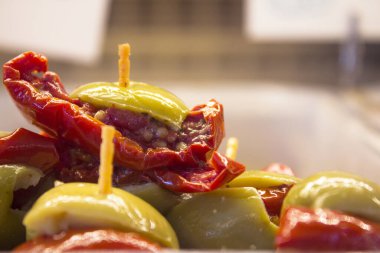 Acı kırmızı biberli zeytin. İnsan yok. Kopyalama alanı yok