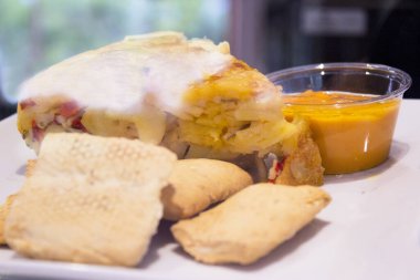 Tapa denilen tipik İspanyol yemekleri. Kimse yok.