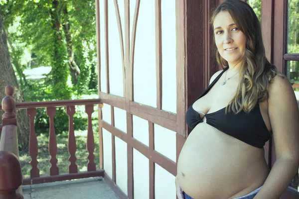 Zeven Maanden Zwanger Jonge Vrouw Gekleed Zwarte Bikini Jeans — Stockfoto