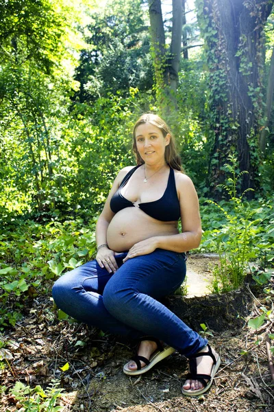 Hét Hónapos Terhes Egy Parkban Farmerben — Stock Fotó