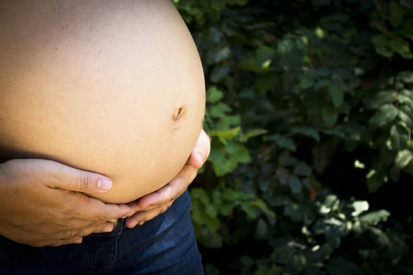 Sju Månader Gravid Kvinna Park Klädd Jeans — Stockfoto