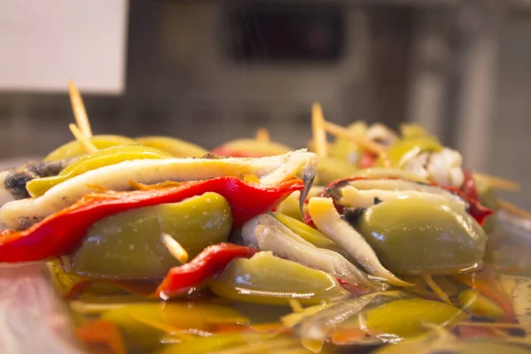 Aceitunas Rellenas Pimienta Anchoa Hay Gente — Foto de Stock