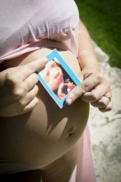 Mujer Embarazada Siete Meses Con Ultrasonido Bebé Intestino Color Vestido — Foto de Stock