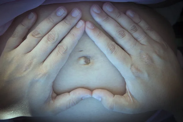 Gut Van Zeven Maanden Zwangere Vrouw Die Een Hart Maakt — Stockfoto