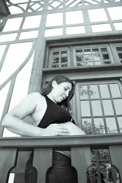 穿着黑色比基尼和牛仔裤的怀孕少女7个月 — 图库照片