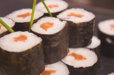 Suşi çiğ balık ve somon