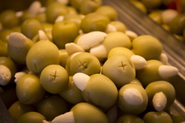 Bademli zeytin dolması