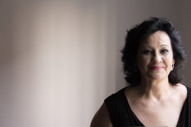 Kilolu kadın orta yaşlı gülümseyen