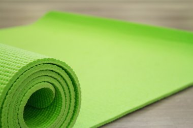 Yoga mat ahşap zemin üzerinde