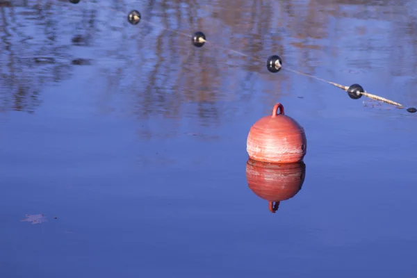 Red float in the lake. Tranquil scene. — Stock Photo, Image