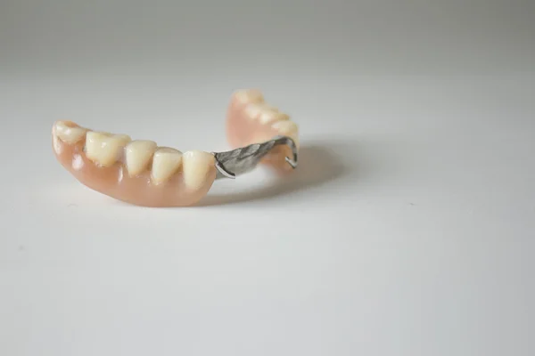 Estúdio tiro de uma dentadura dentes falsos — Fotografia de Stock