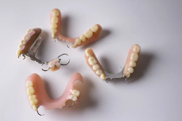 Captura de estudio de una dentadura postiza varios dientes postizos —  Fotos de Stock