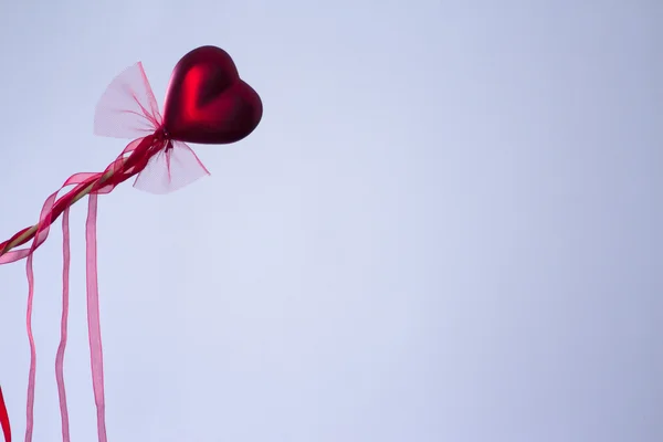 Coeur rouge avec boucles suspendues . — Photo