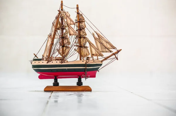 Navio de madeira em miniatura — Fotografia de Stock